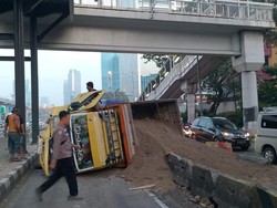 Truk Pasir Terguling di Jalan Gatsu Jakarta Dievakuasi, Lalin Normal Lagi