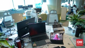 Kebijakan bekerja dari rumah atau work from home (WFH) bagi Aparatur Sipil Negara (ASN) mulai diterapkan secara perdana pada Jumat (10/4/2026). (CNN Indonesia/Adi ibrahim)