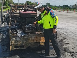 Pikap Muat Mesin Diesel Ludes Terbakar di Exit Bandar Jombang