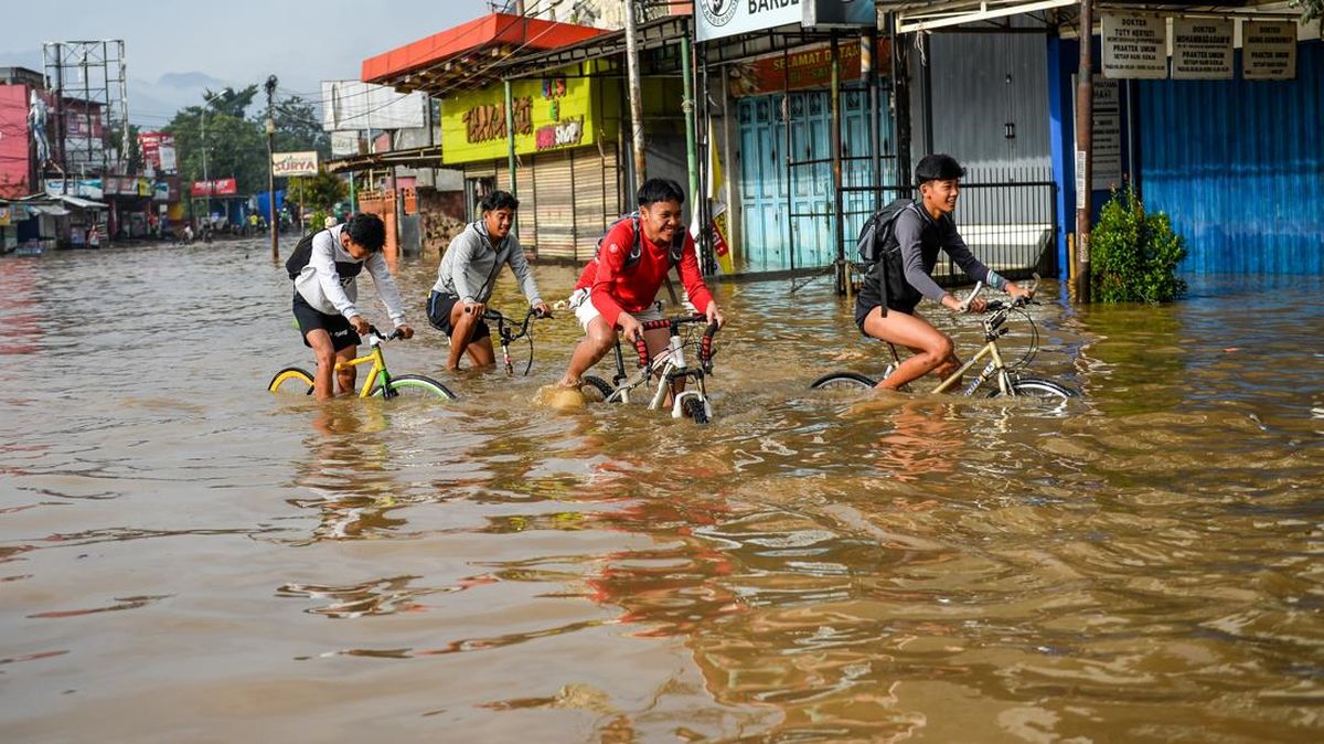 FOTO: Banjir Rendam Dayeuhkolot Kabupaten Bandung