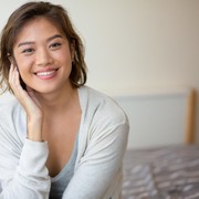 6 Ciri Kepribadian Perempuan yang Nyaman Tampil Tanpa Makeup