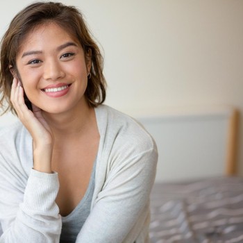 6 Ciri Kepribadian Perempuan yang Nyaman Tampil Tanpa Makeup