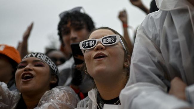 Ribuan penggemar Justin Bieber merayakan kembalinya idola mereka ke atas panggung lewat pertunjukan di Coachella pada Sabtu (11/4) tengah malam waktu setempat.
