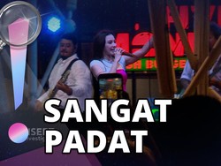 Antusias Para Penggemar di Konser Mahalini Meski Diguyur Hujan