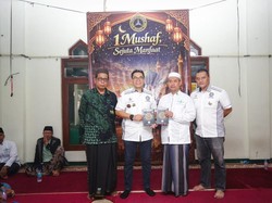 Komunitas Mercedes-Benz W211 Club Indonesia Bagikan 1.211 Mushaf Al-Quran
