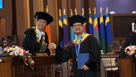Anggota Fraksi PAN Tom Liwafa Raih Gelar Doktor UNAIR, Lulus Cumlaude