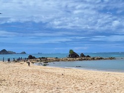 Eksotisnya Pantai Kuta Mandalika: Pasir Putih Berpadu Ombak yang Tenang
