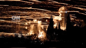 Tradisi Paskah 'Perang Roket' Kembang Api Gereja Ortodoks di Yunani