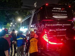 Kabel Optik Menumpuk Bikin Tiang Listrik di Jakbar Ambruk