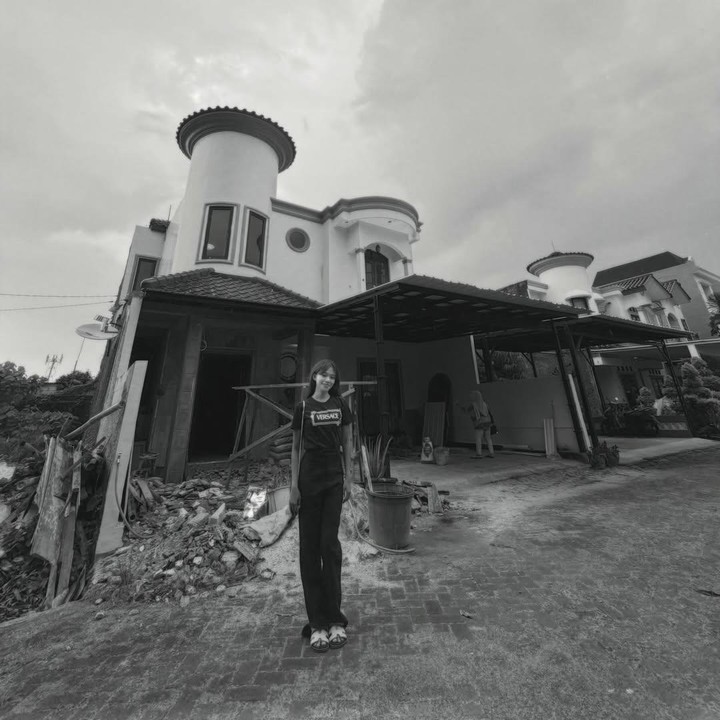<p>Ummi membangun rumah impian ini dengan hasil jerih paahnya selama bekerja di dunia hiburan. Tak heran bila ia merasa bangga dan menganggap rumah ini sebagai kado di usianya yang menginjak 24 tahun. "Kemarin kadoin diriku selain liburan pertama kali sendirian, eh di umur 24 punya rumah sendiri hihi akhirnyaa! Masih banyak yang harus di renovasi enggak sabar sama hasilnya!!" ungkap Ummi, dikutip dari akun Instagram @ummi_quary. (Foto: Instagram @ummi_quary)</p>