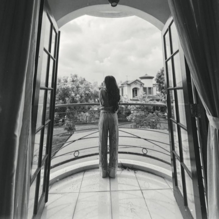 <p>Lantai atas rumah baru ini juga dibangun dengan desain modern. Ummy membangun balkon di lantai atas rumahnya, di mana ia bisa melihat pemandangan awan yang indah. (Foto: Instagram @ummi_quary)</p>