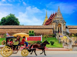 Sambut Songkran, Polisi Thailand Patroli Pakai Kereta Kuda