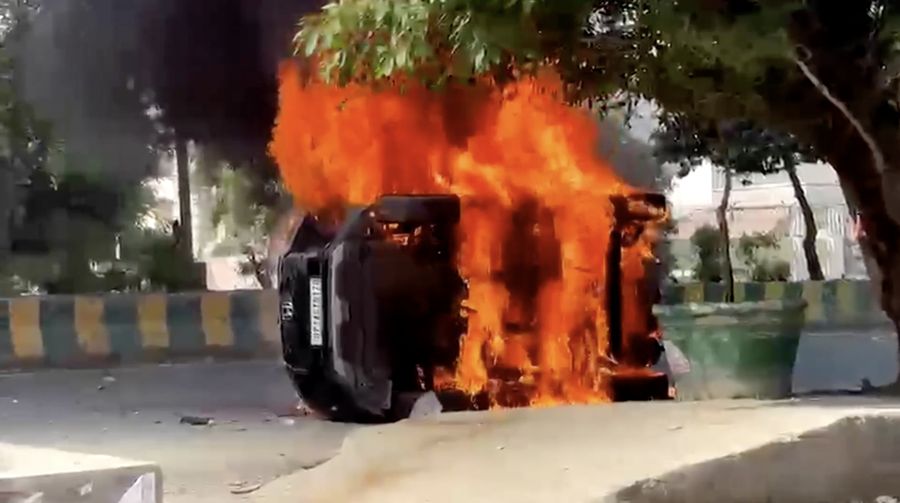Aksi protes pekerja pabrik di area industri Noida, pinggiran ibu kota India, memanas pada Senin (13/4) setelah memasuki hari keempat. (Tangkapan Layar Video Reuters/ANI)
