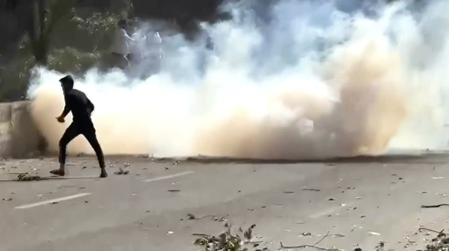 Aksi protes pekerja pabrik di area industri Noida, pinggiran ibu kota India, memanas pada Senin (13/4) setelah memasuki hari keempat. (Tangkapan Layar Video Reuters/ANI)