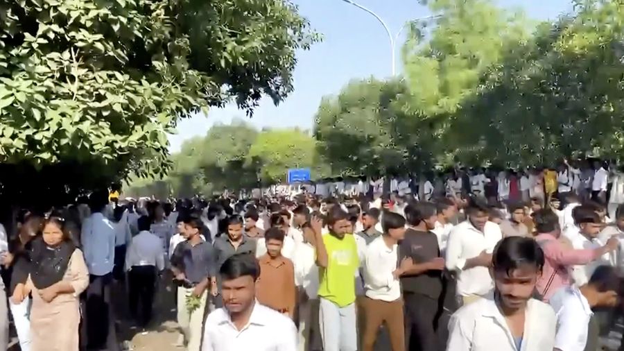 Aksi protes pekerja pabrik di area industri Noida, pinggiran ibu kota India, memanas pada Senin (13/4) setelah memasuki hari keempat. (Tangkapan Layar Video Reuters/ANI)