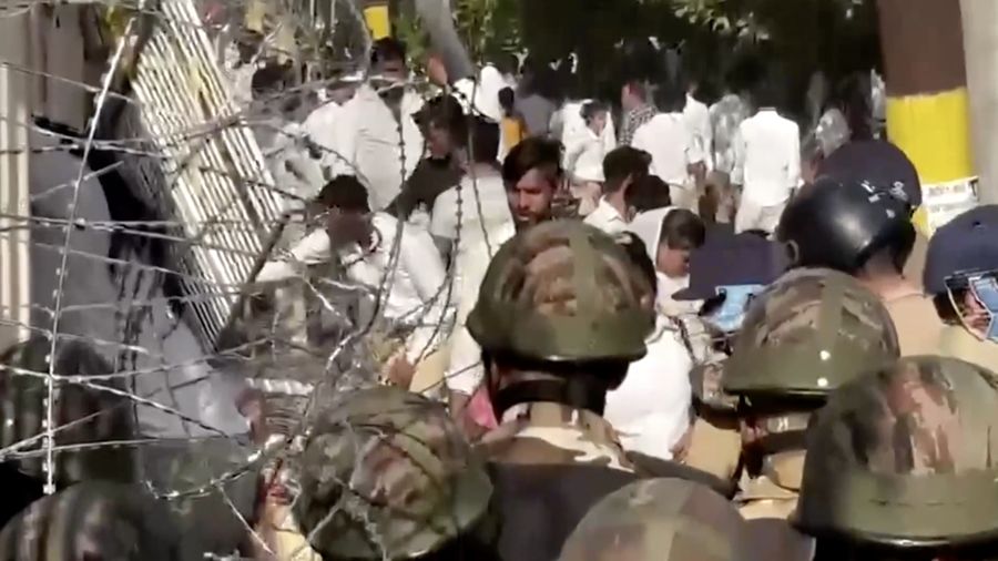 Aksi protes pekerja pabrik di area industri Noida, pinggiran ibu kota India, memanas pada Senin (13/4) setelah memasuki hari keempat. (Tangkapan Layar Video Reuters/ANI)