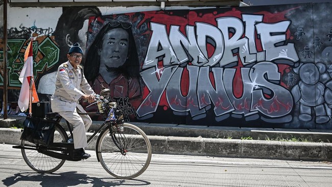 KontraS ungkap kejanggalan dalam kasus penyiraman air keras Andrie Yunus. TNI dinilai tidak transparan dalam proses hukum.