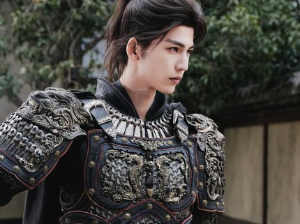 5 Potret Tampan Zhang Linghe di Balik Layar Drama China 'Pursuit of Jade'