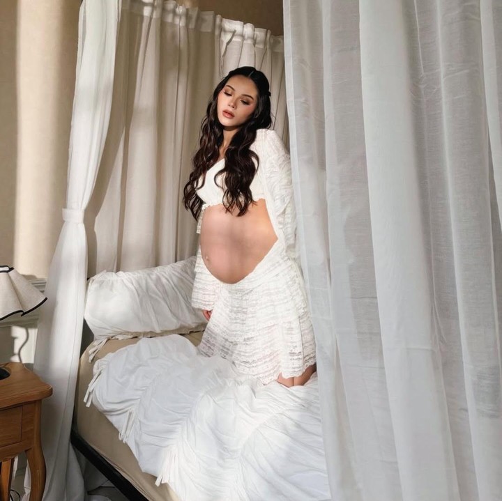 <p>Alyssa Daguise sebentar lagi melahirkan anak pertamanya, Bunda. Jelang persalinan, Alyssa mengunggah potret <em>baby bump</em> kehamilannya yang sudah besar di media soaial. Dalam balutan <em>dress crop top</em> putih, Alyssa memamerkan potret terakhir masa kehamilannya. (Foto: Instagram @alyssadaguise)</p>