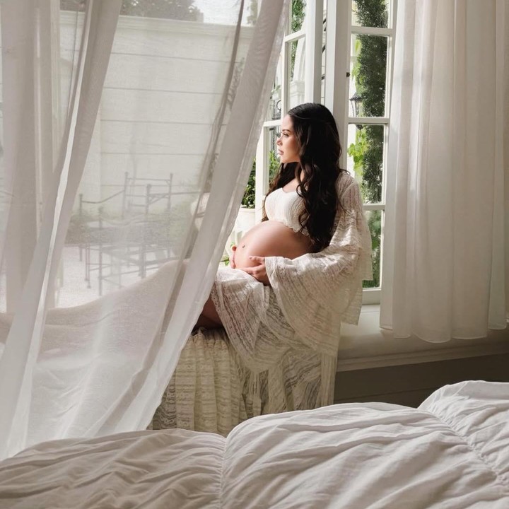 <p>Melalui unggahan ini, Alyssa mengungkap perasaannya yang campur aduk jelang kelahiran anak pertama. Istri Al Ghazali ini menuliskan tentang apa yang tengah dihadapinya di akhir kehamilan, Bunda. "Tidak ada yang benar-benar mempersiapkanmu untuk tahap akhir kehamilan. Bukan soal kesiapan fisiknya. Ada juga ketenangan di antaranya. Ada ketenangan yang mendalam, lalu gelombang yang tiba-tiba 'apakah ini benar-benar terjadi?'," tulisnya. (Foto: Instagram @alyssadaguise)</p>