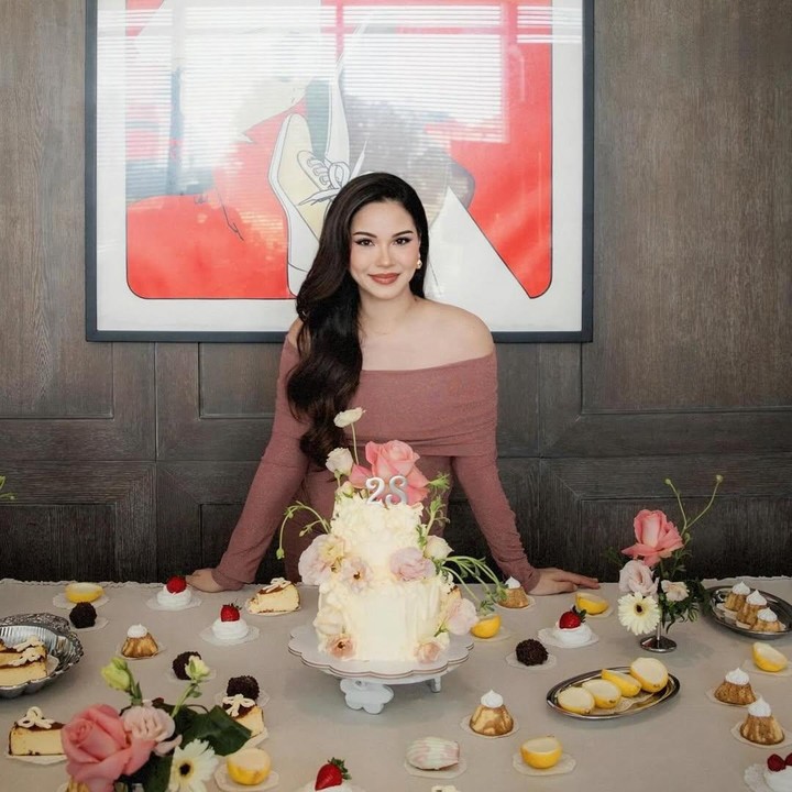 <p>Usia kehamilan Alyssa saat ini telah memasuki trimester akhir, Bunda. Pada akhir Maret lalu, Alyssa juga sempat mem-<em>posting</em> foto kehamilannya saat merayakan ulang tahun sekaligus <em>baby shower.</em> Sejak awal mengumumkan tengah mengandung anak pertama, Alyssa memang kerap membagikan momen perjalanan kehamilannya ke publik. (Foto: Instagram @alyssadaguise)</p>