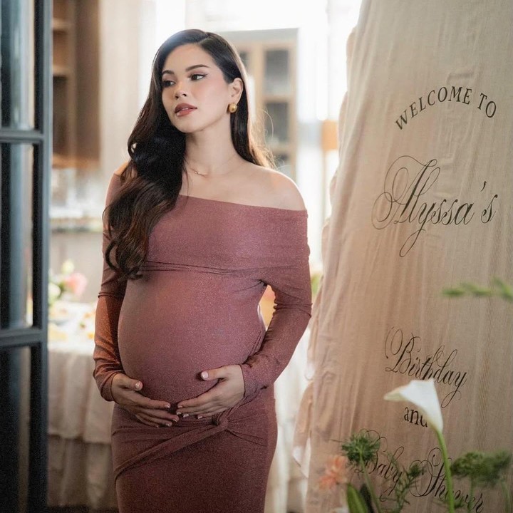 <p>Alyssa sedang menghitung hari untuk melahirkan anak pertamanya yang berjenis kelamin perempuan. Ia menganggap persalinan pertama ini sebagai suatu momen yang pasti, di mana ia akan mengalami transisi. "Aku berada di hitungan mundur terakhir, merasakan semuanya dengan pasti&hellip; tetapi aku tahu ini bukan suatu kehancuran. Ini adalah diriku yang sedang bertransformasi," ujarnya. (Foto: Instagram @alyssadaguise)</p>