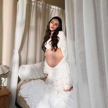 Glowing, 7 Potret Maternity Alyssa Daguise Jelang Lahiran Disorot