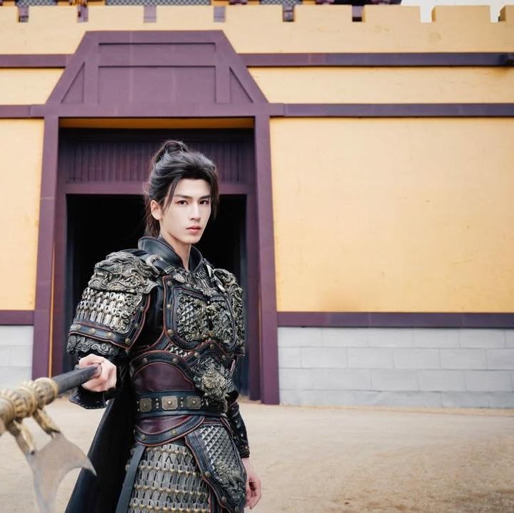 <p>Dalam potret <em>behind the scene</em> syuting drama China&nbsp;<em>Pursuit of Jade</em>, Zhang Linghe terlihat sangat gagah dengan baju zirah yang terpasang di tubuhnya. Membuat sosoknya semakin dikagumi oleh para penggemar drama China. (Foto: Instagram @zhanglinghe__1230)</p>