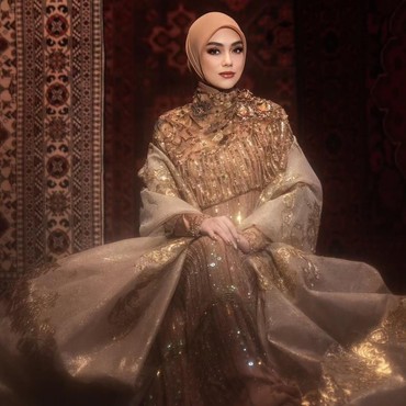 Tangis Celine Evangelista Pecah Saat Antar Anak Menuntut Ilmu ke Pondok Pesantren