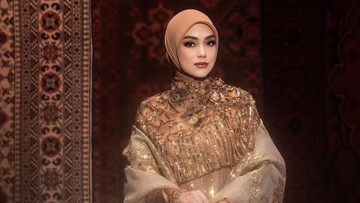Tangis Celine Evangelista Pecah Saat Antar Anak Menuntut Ilmu ke Pondok Pesantren