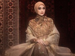 Tangis Celine Evangelista Pecah Saat Antar Anak Menuntut Ilmu ke Pondok Pesantren