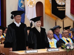 Kisah Couple Goals Dosen UGM hingga Dikukuhkan Jadi Guru Besar Bersama