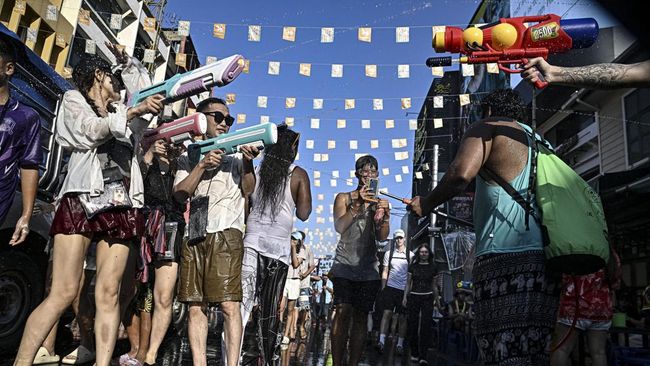 Kemeriahan Songkran, festival tahun baru tradisional Thailand yang dikenal sebagai perang air terbesar di dunia, terancam meredup tahun ini.