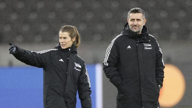 Marie-Louise Eta menjadi wanita pertama pelatih klub sepak bola putra di liga top Eropa usai ditunjuk jadi pelatih sementara Union Berlin.