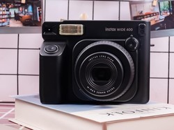Fujifilm instax Wide 400 Jet Black Resmi Hadir di Indonesia, Harganya?