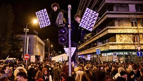 FOTO: Perayaan Hungaria usai Lengserkan PM yang Menjabat 16 Tahun