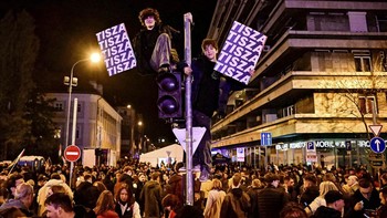 FOTO: Perayaan Hungaria usai Lengserkan PM yang Menjabat 16 Tahun