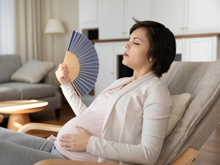 Ibu Hamil Sering Gerah? Waspadai Gejala Hot Flashes & Cara Mengatasinya