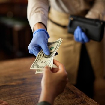 4 Ciri Kepribadian Orang yang Suka Memberi Tip ke Pelayan