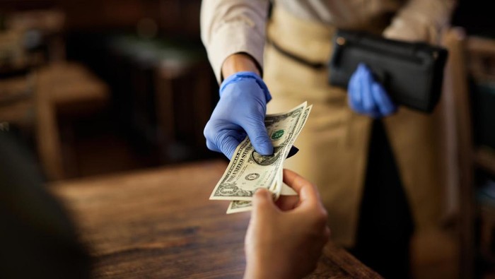 4 Ciri Kepribadian Orang yang Suka Memberi Tip ke Pelayan