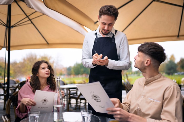 Ciri kepribadian orang yang suka memberi tip adalah mereka sosok yang positif.