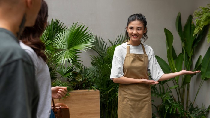 ciri kepribadian orang yang suka memberi tip ke pelayan