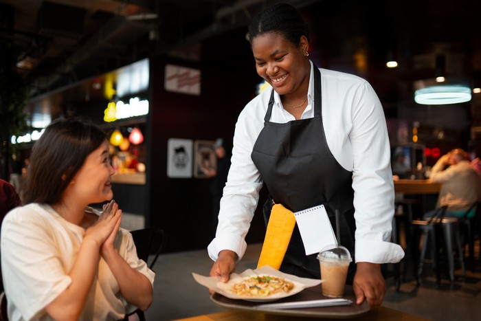 ciri kepribadian orang yang suka memberi tip ke pelayan