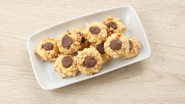 Ilustrasi thumbprint cookies cokelat