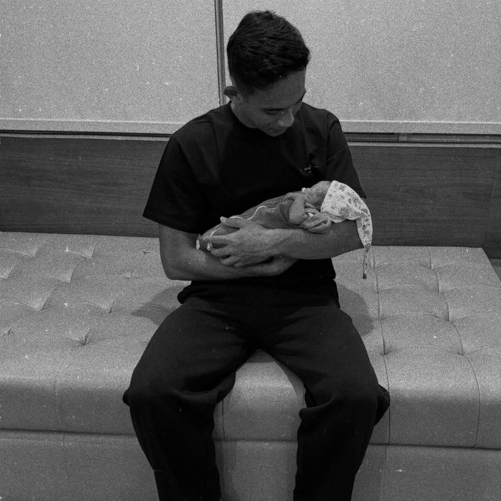 <p>Setelah anak pertamanya yang lahir, Rizky Ridho langsung mendekapnya dalam gendongan. Pria 24 tahun ini mengungkap rasa bahagia saat mengumumkan sang putra. "<em>Alhamdulillah</em> yaAllah, amanah dari Allah, akan kami jaga dengan do&rsquo;a dan cinta," tulisnya. (Foto: Instagram @rizkyridhoramadhani)</p>