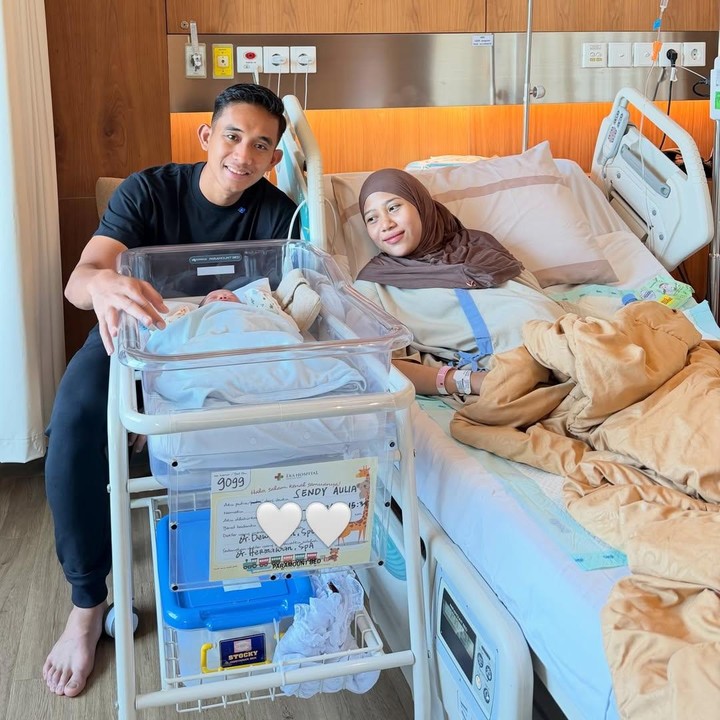 <p>Rizky Ridho juga mengumumkan nama putra pertamanya ini, Bunda. Rizky Ridho dan sang istri Sendy Aulia kompak memberikan nama yang indah untuk sang putra, yakni Ebrahim Khalif Nadirizky. Meski sudah mengumumkan nama putranya, Rizky Ridho dan istri masih belum buka-bukaan tentang proses persalinan ini ke publik. (Foto: Instagram @rizkyridhoramadhani)</p>