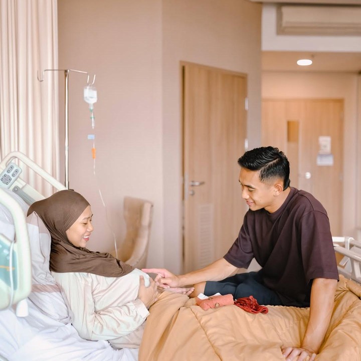 <p>Melalui <em>postingan</em> ini, Rizky Ridho membagikan momen saat mendampingi sang istri melahirkan. Pemain sepak bola dari klub Persija Jakarta ini terlihat memberikan dukungan dan semangat pada istrinya sejak melakukan persiapan untuk melahirkan anak pertama mereka. (Foto: Instagram @rizkyridhoramadhani)</p>