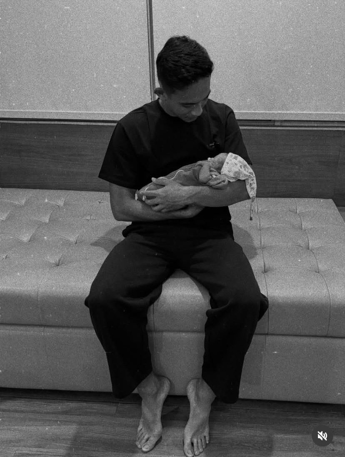 Istri Rizky Ridho Melahirkan Anak Pertama