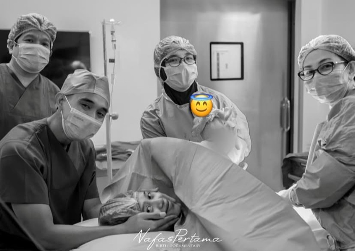 Istri Rizky Ridho Melahirkan Anak Pertama