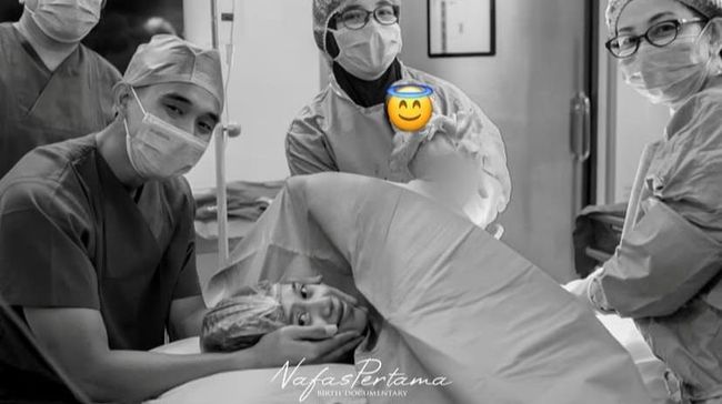 7 Momen Haru Sendy Istri Pesepakbola Rizky Ridho Melahirkan Anak Pertama